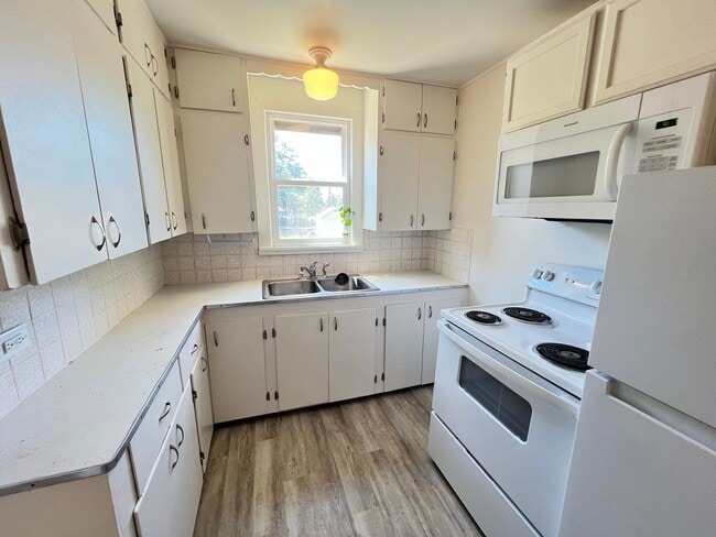 Building Photo - Adorable Shadle Bungalow - 2 Bed, 1 Bath +...