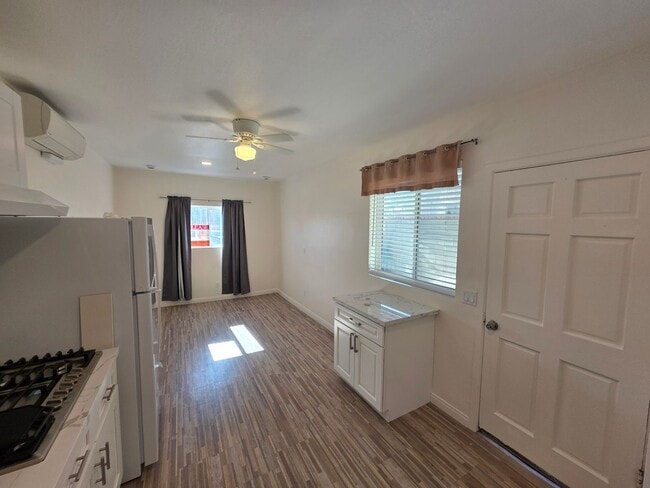 Building Photo - 524 W Greenwood Ave