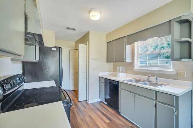 Building Photo - 1501 Woodcrest Cir