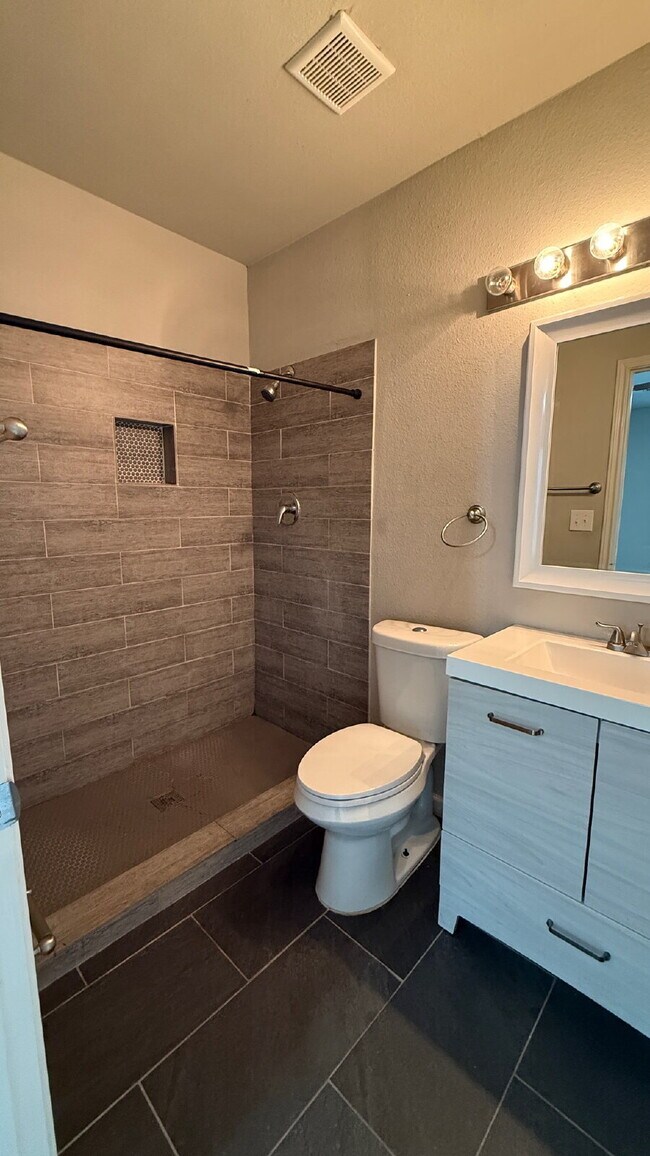 Building Photo - Newly renovated 3 bedroom 2 bath home centrally located!