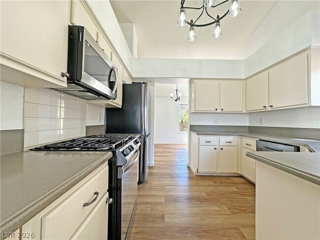 Building Photo - 2746 Sandalwood Ave