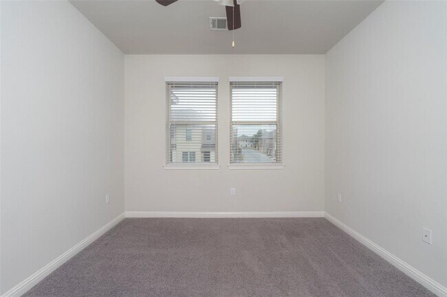 Building Photo - 13800 Lyndhurst St