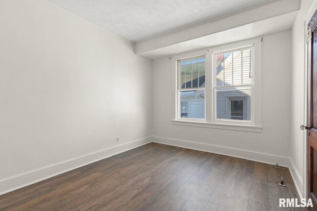 Building Photo - 1816 W Callender Ave