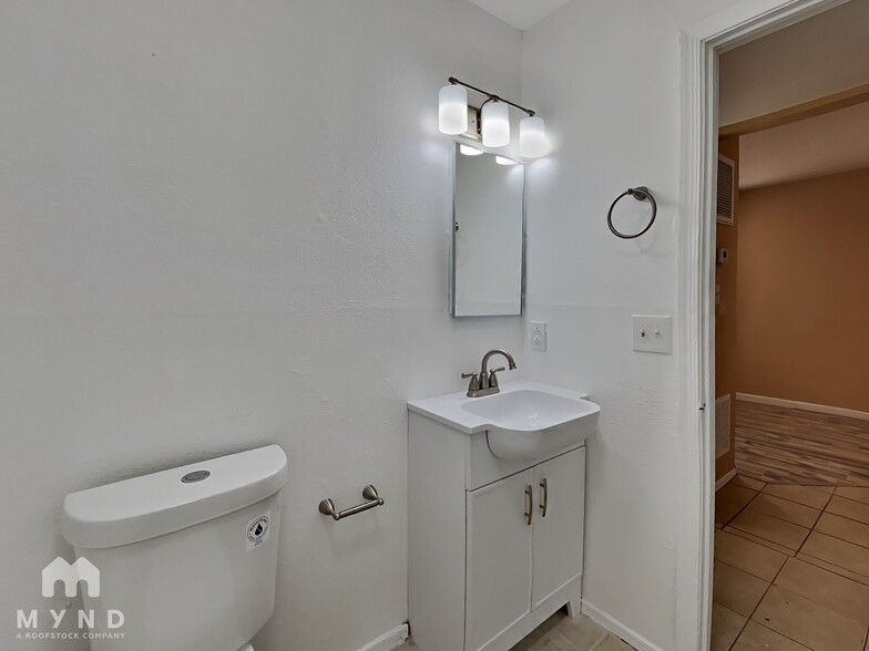 Building Photo - 1702 E Cambridge Ave