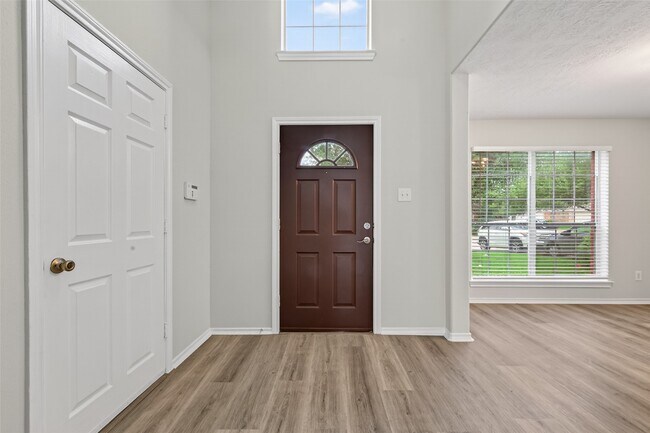 Building Photo - 6915 Great Oaks Shadow Dr