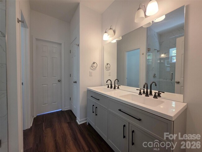 Building Photo - 595 Foxwood Dr SE