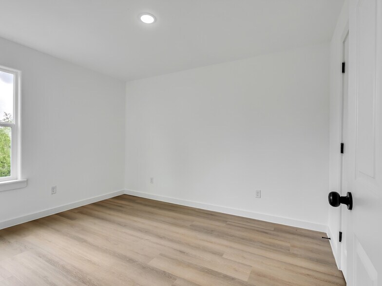 Building Photo - 8104 Crestview Dr