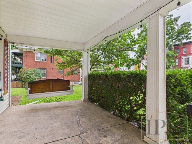 Building Photo - Available Now Beautiful 4 Bedroom Home with Garage, Central Air & Large Yard in York City.