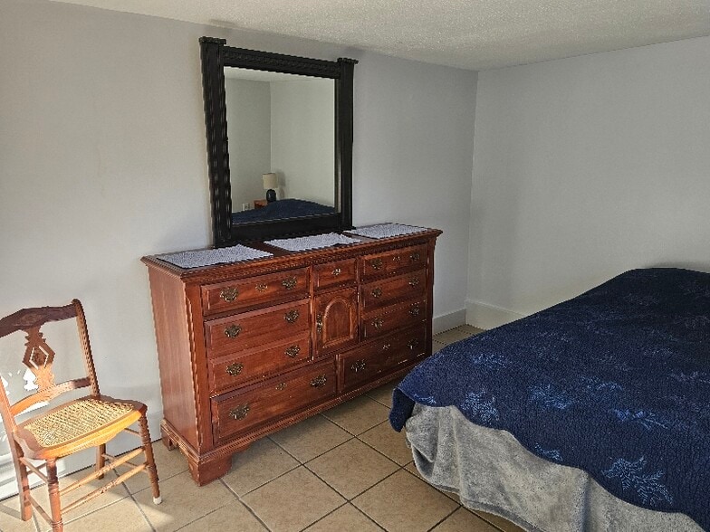 Building Photo - 5607 Cir Dr E