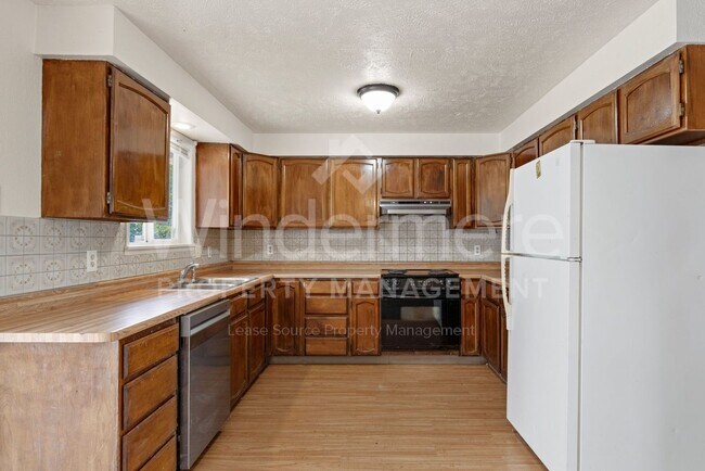 Building Photo - Charming 4-Bedroom Home with Garage & Spacious Yard!