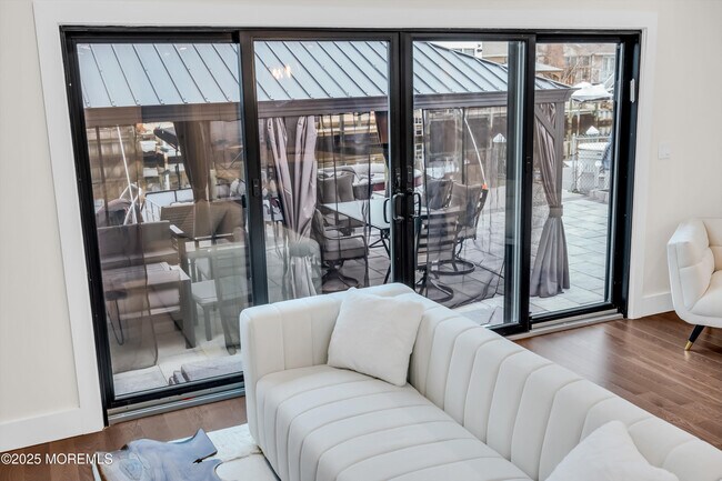 Building Photo - 320 Silver Lagoon Dr