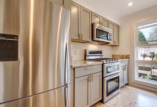 Building Photo - Beautiful Remodeled 2 Bedroom 2 Bath St. H...