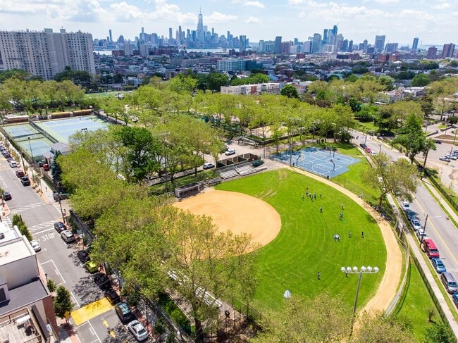 Building Photo - 605 New York Ave