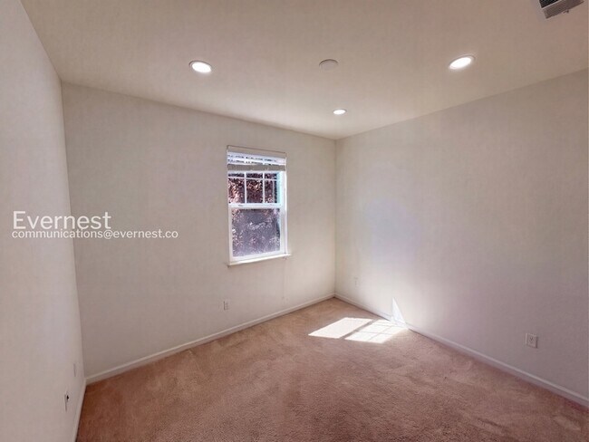 Building Photo - 3206 Vittoria Loop