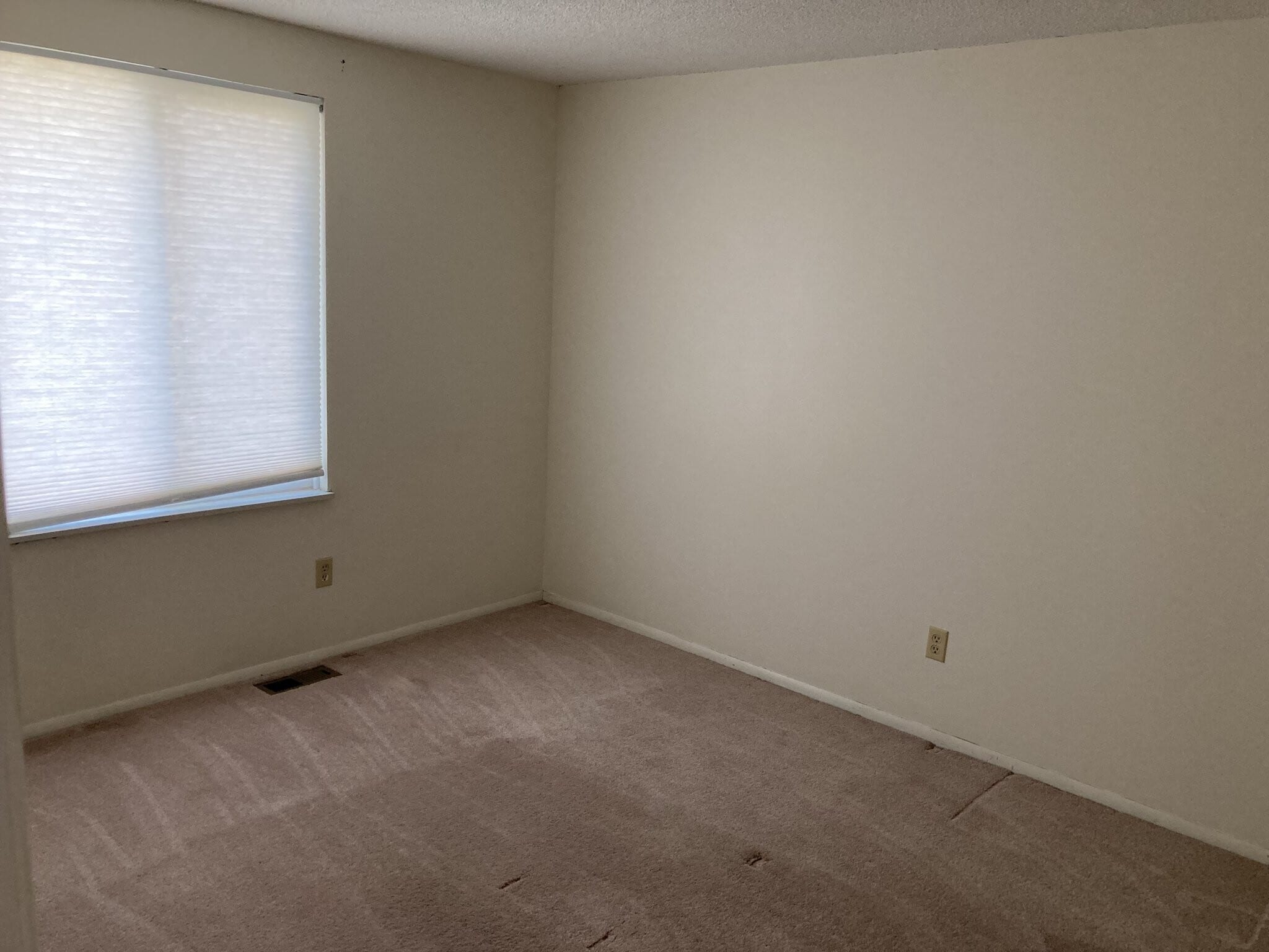 Building Photo - 585 Meadowview Ln