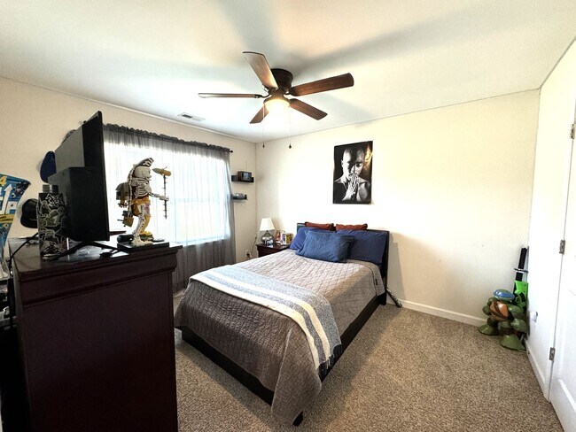 Building Photo - Beautiful home! Convenient to the city with all shopping!