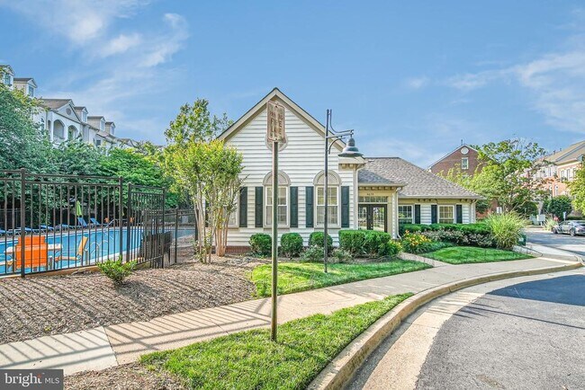 Building Photo - 2426 N Hampton Dr