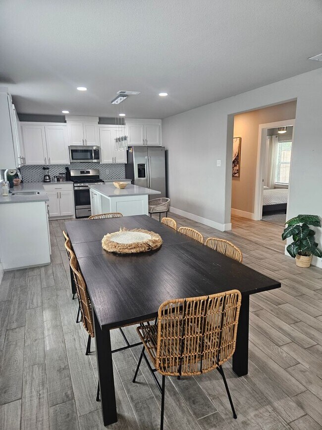 Building Photo - Spacious 3 Bed / 3 Bath Home with Modern Upgrades and Fenced Yard in South Dallas