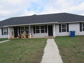 Building Photo - Duplex Close to Shaw AFB!