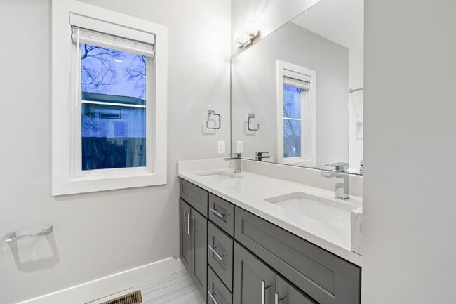 Building Photo - Spacious 4-Bed Gem in Nashville: 2360 sq f...