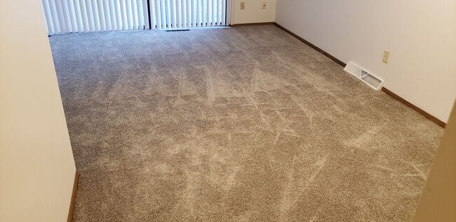 Building Photo - 3 BEDROOOM/1.5 BATH TOWNHOUSE