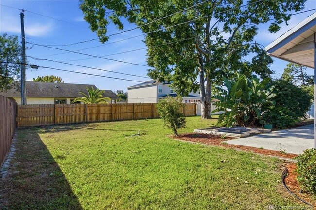 Building Photo - 1074 SW Jennifer Terrace