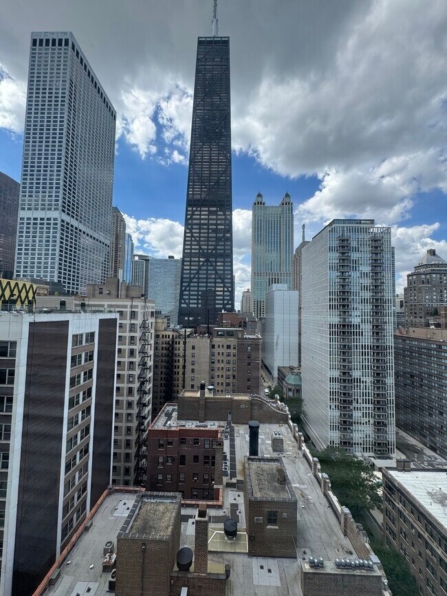 Building Photo - 253 E Delaware Pl
