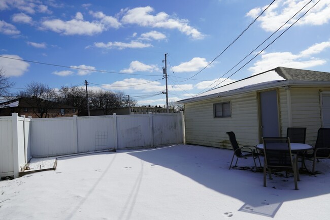 Building Photo - 1453 W Barnard Ave