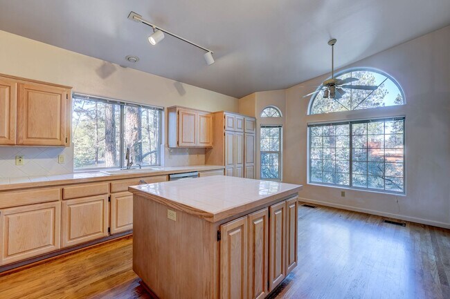 Building Photo - Spacious 3 Bed, 3 Bath Home in Hidden Valley Ranch!