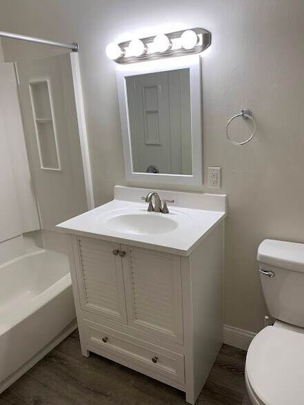 Building Photo - 18 Surrey Dr