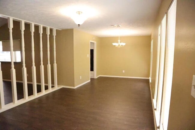 Building Photo - 2215 Silver Falls Dr