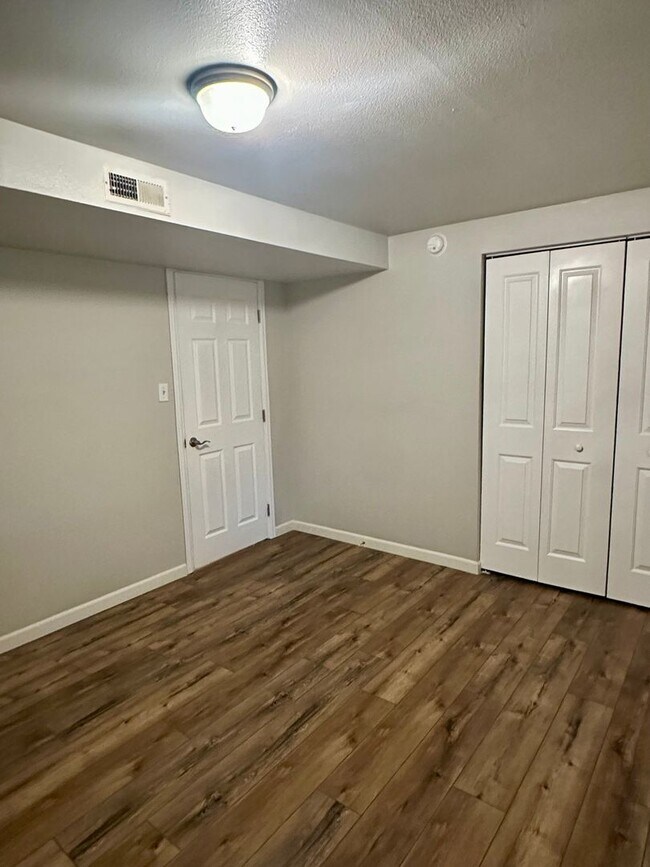 Building Photo - Updated Split-Level Gem | 5BD, 3BA | Large...
