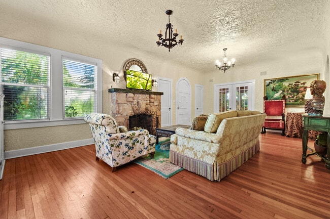 Building Photo - 194 Almeria Rd