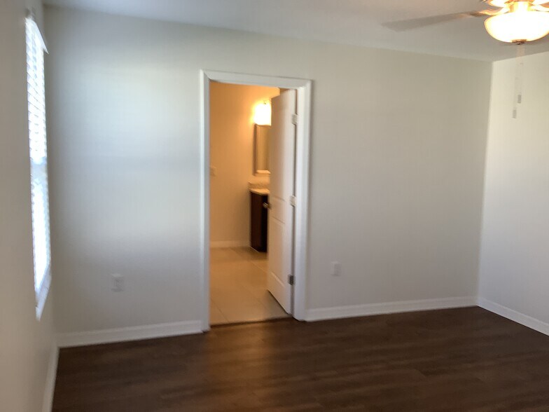 Building Photo - 807 Wiltonway Dr
