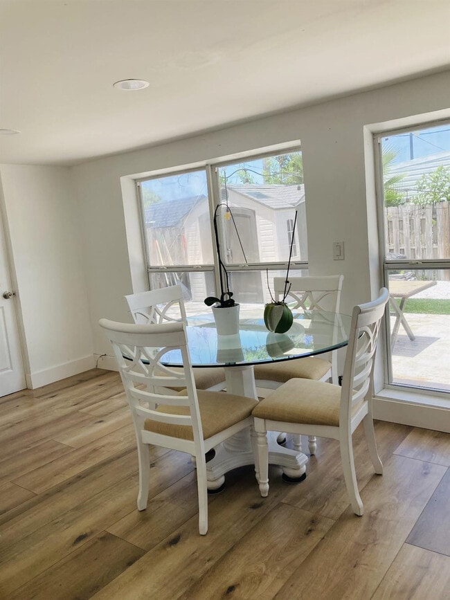 Building Photo - 2640 NE 10th Terrace