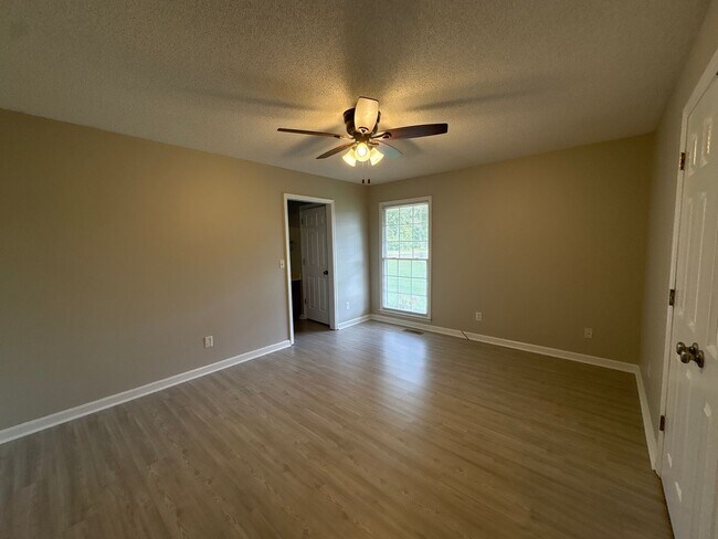 Building Photo - Spacious Brick Home with Fenced-In Back Yard!