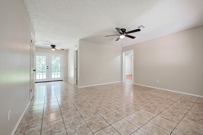 Building Photo - 1627 Surrey Dr