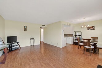 Building Photo - 2015 Cornwall Dr