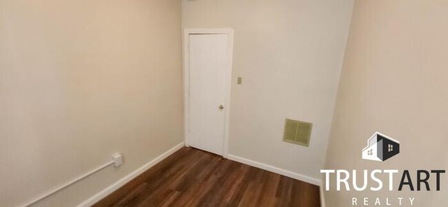 Building Photo - 3 bedroom house with backyard and basement.