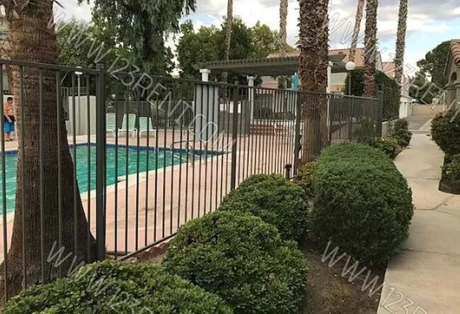 Building Photo - 2BD/ 3BTH TOWNHOUSE EAST PALMDALE