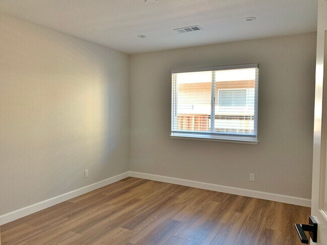 Building Photo - 900 Apricot Ln