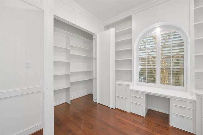 Building Photo - 3724 Wroxton Rd