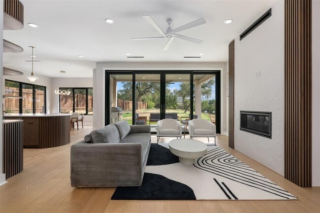 Building Photo - 13701 Montview Dr