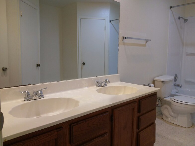 Master Bathroom with double sink vanity and dual walk in closets - 2521 Corian Glen Dr