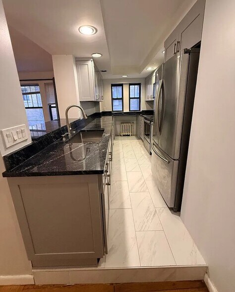 Building Photo - 452 Park Dr