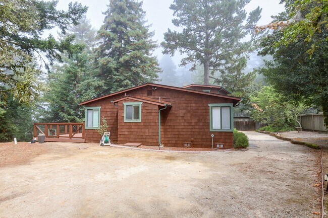 Building Photo - 3 Bed / 2 Bath Woodside home on large lot ...