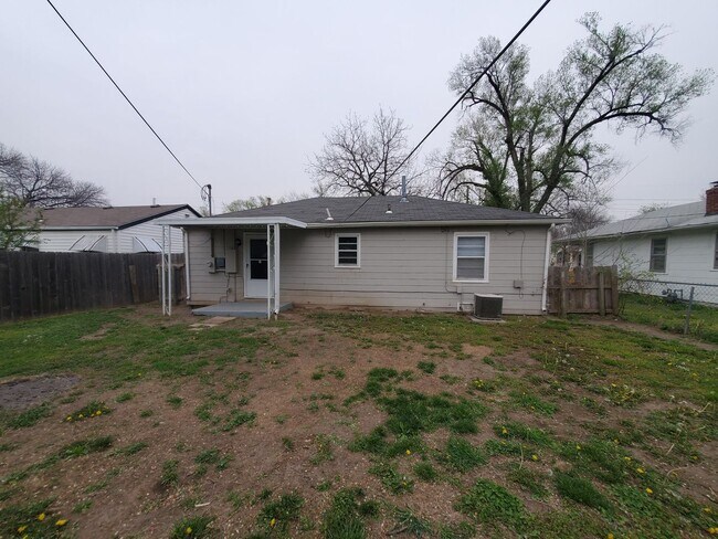 Building Photo - Free standing home just 2 blocks from Central and Mclean