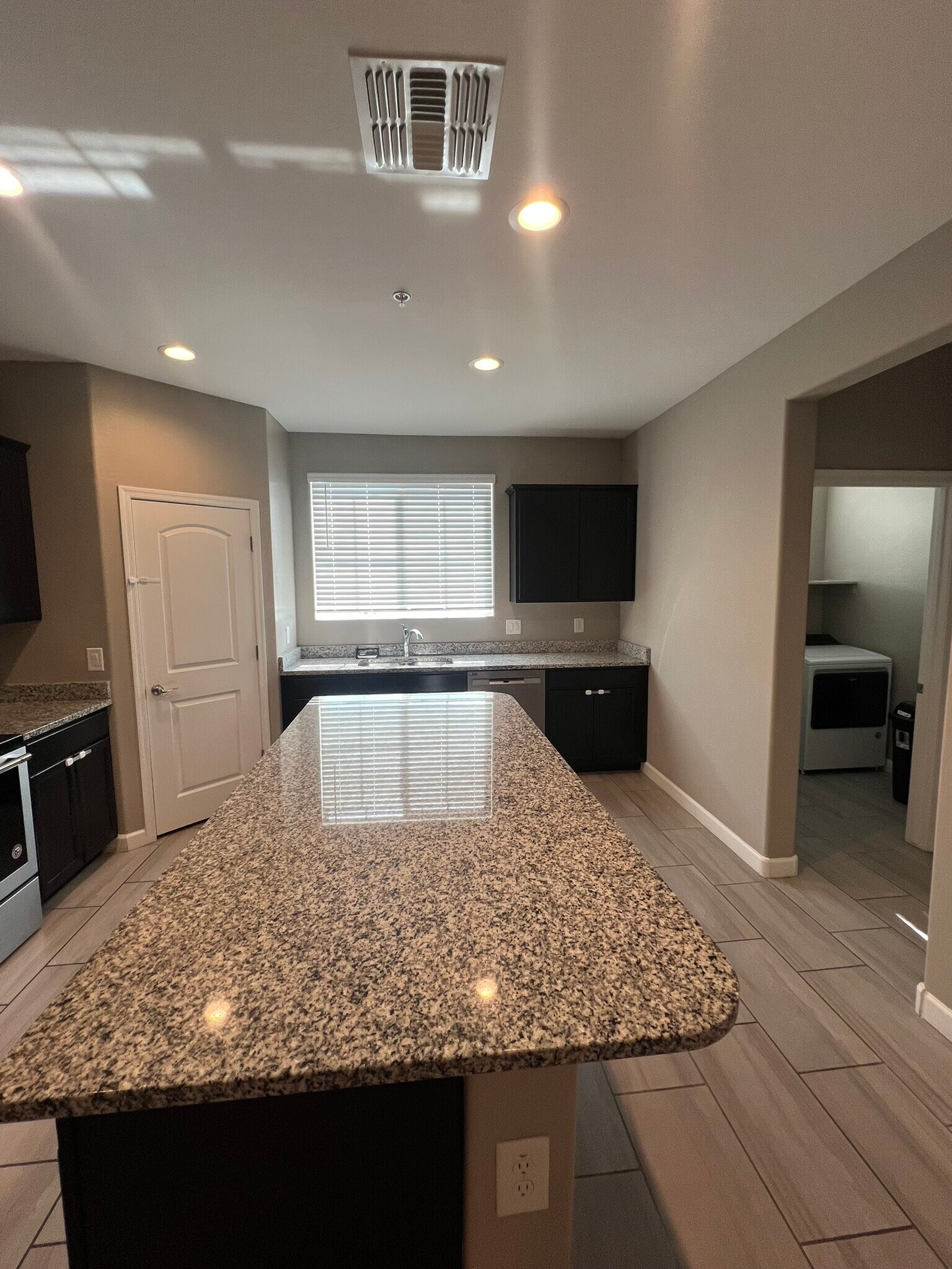 Building Photo - 1255 N Arizona Ave