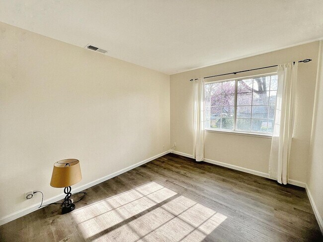 Building Photo - 2152 Athene Dr