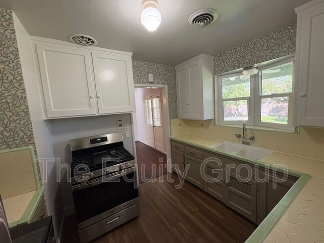 Building Photo - 1610 W College Ave